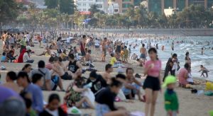 Bãi biển Nha Trang đông nghịt người mùa cao điểm
