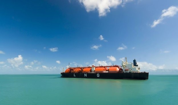 LNG được tích chứa trong các bồn chứa dung tích lớn, chúng được vận chuyển bằng tàu hàng cỡ lớn.